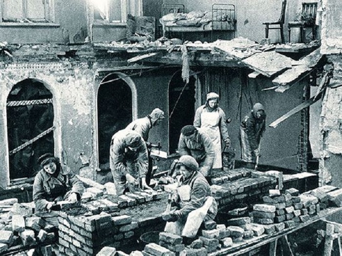 Девушки из ПВО начали восстановительные работы в еще блокадном Ленинграде.
