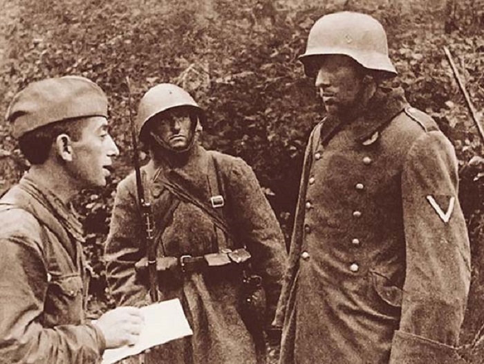 Младший лейтенант С. Г. Маловский допрашивает пойманного немецкого разведчика.