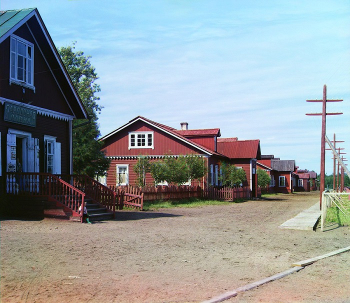 Уютные дома рабочих Ковжинского лесопильного завода.