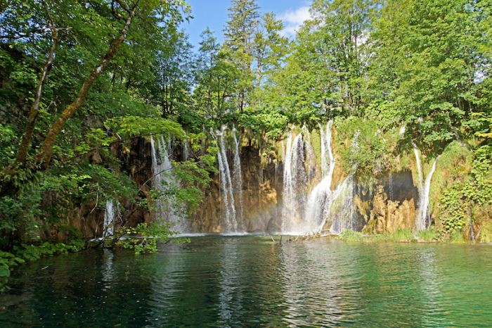Заповедник включает в себя 16 озер, 140 водопадов, 20 пещер и уникальный лес.