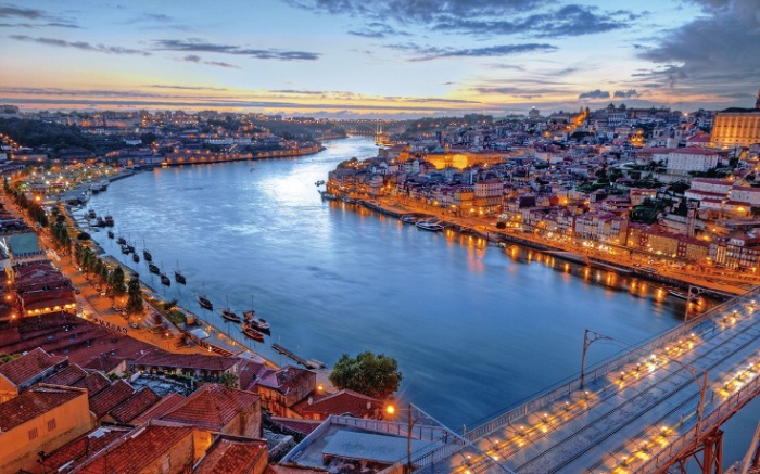 Сами жители Лиссабона ласково называют свою реку «соломенным морем», ведь в лучах заходящего солнца Тежу отливает золотом. Фотограф - Ангелина Фарафонова.