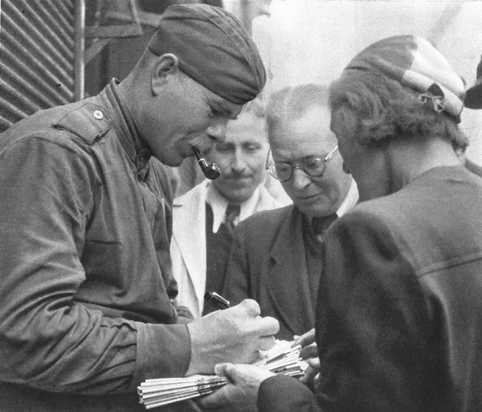 Советский солдат оставляет автограф жителям Праги.