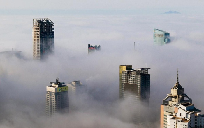 Пушистые облака, опустившиеся ниже самых высоких небоскребов, скрыв под собой огромные мегаполисы.