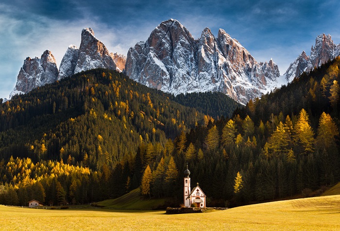 Часовня Святого Иоганна одна-одинешенька скромно стоит на просторном альпийском лугу.