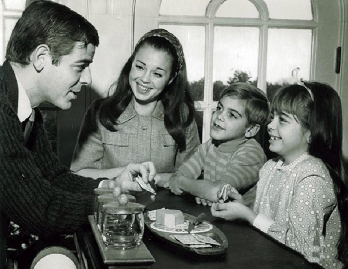 Джордж Клуни в возрасте 7 лет сидит за столом со своей семьей в 1968 году.