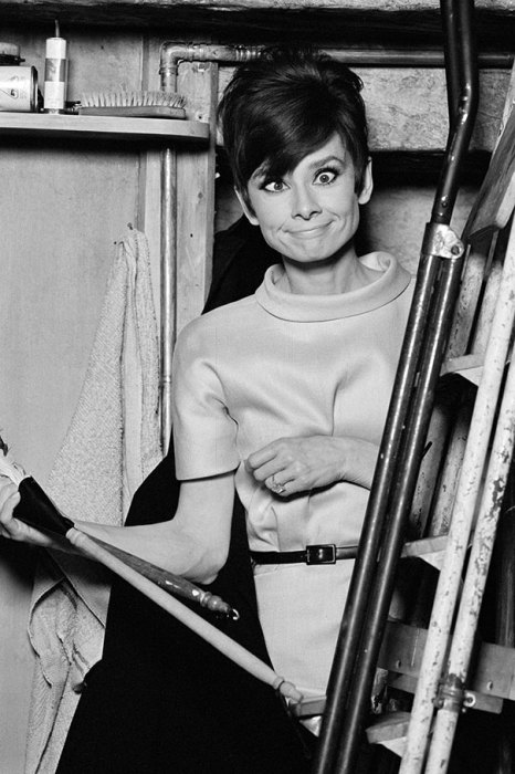Одри Хепберн гримасничает на съемках романтической комедии «Как украсть миллион» в Париже, в 60-е годы.