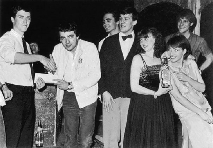 Молодые артисты Хью Лори, Роуэн Аткинсон, Тони Слэттери, Стивен Фрай, Пенни Двайер, Эмма Томпсон стали обладателями премии Perrier Comedy Awards 1981 года.