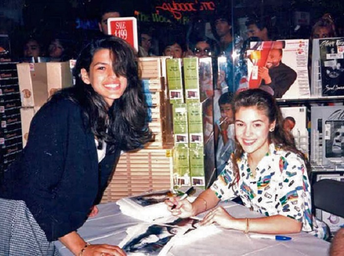 15-летняя Ева Мендес берет автограф У 17-летней Алиссы Милано.