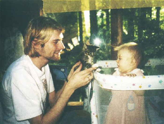 26-летний Курт Кобейн, показывая котенка своей дочери Фрэнсис. 1993 год.