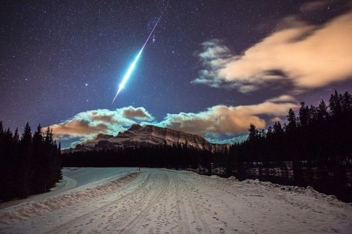 Фотографу из Канады Бретт Абернет (Brett Abernethy) удалось заснять метеорит над горой Рандл, 20 декабря 2014 года.