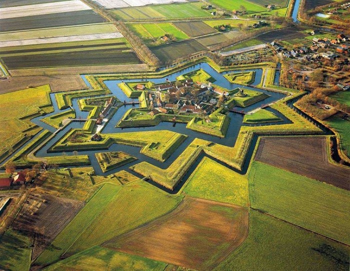 «Звездная крепость», расположенная в деревне Буртанж, Гронинген, Нидерланды.