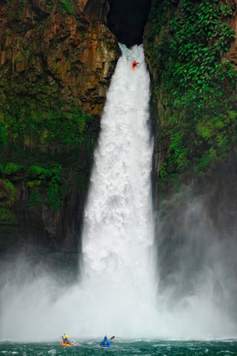 Риск, чтобы попытаться установить новый рекорд прыжка с водопада на байдарке. Фото: Лукас Гилман.