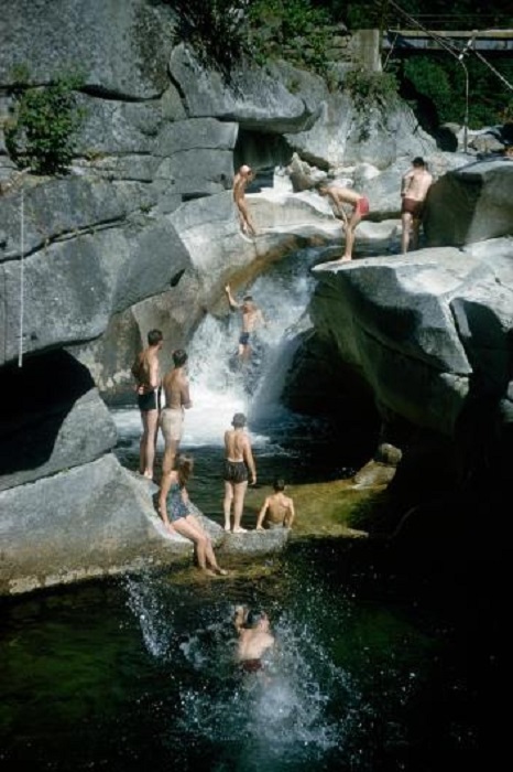 Молодёжь купается в водопаде в горах Уайт-Маунтинс, штат Нью-Гэмпшир.