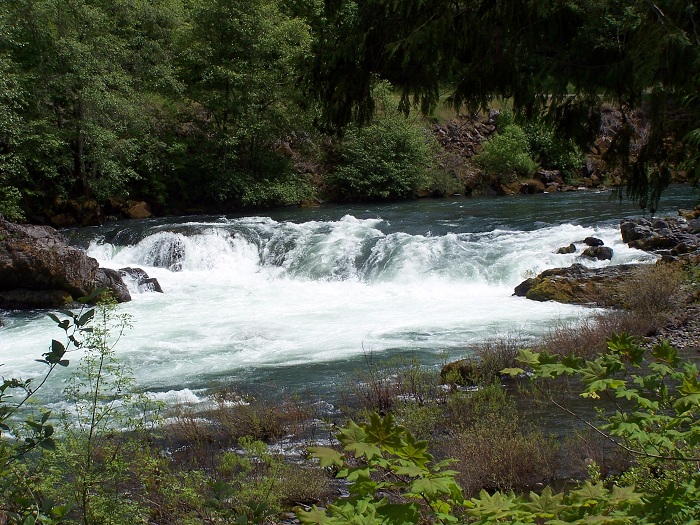 Экстремальная река с порогами и водопадом Токети.