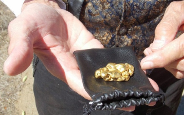 Богатую россыпь здесь нашли случайно, за месяц удалось добыть более 640 кг крупного золота. Когда правительство узнало о незаконном прииске, черных старателей разогнали, но обнаружить источник самородков с тех пор так и не удалось.
