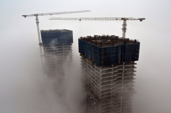Строящиеся небоскрёбы в облаках. Фото Reuters.