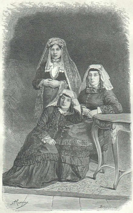 Девушки в грузинской национальной одежде.