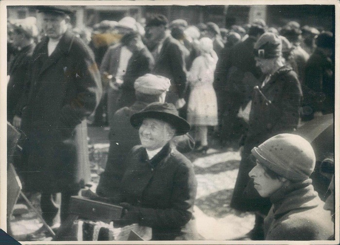 Женщина продает свои фамильные драгоценности, 1920 год.