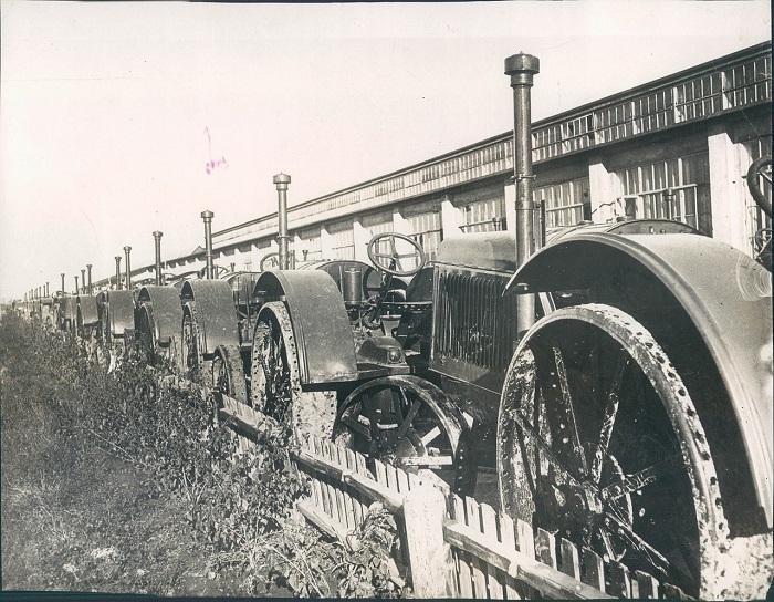 С конвейера сходят колесные трактора СТЗ-1, 1931 год.