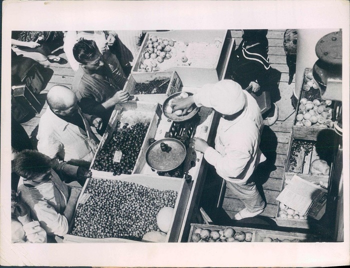 Крестьяне торгуют фруктами, 1936 год.