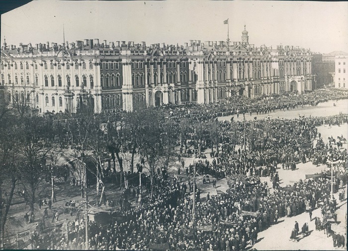 Празднование 11 годовщины революции на площади Урицкого в Ленинграде.