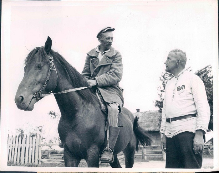 Председатель раздает наряды, 1945 год.