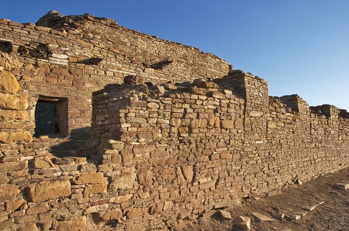 Исторические руины, которые построили индейцы, расположены в Национальным историческом парке Чако. Фотограф Джейсон Сэмпсон.