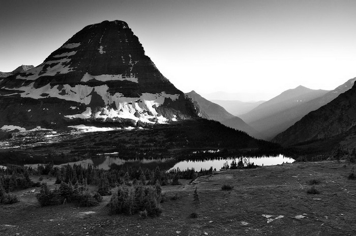 Природный перевал Логан один из самых красивых горных массивов в штате Монтана. Фотография в черно-белом цвете напоминает кадры из фильма ужасов. Фотограф Джейсон Сэмпсон.
