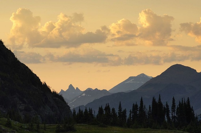 Горный перевал Логан один из самых красивых массивов в Национальном парке Глейшер. Штат Монтана удивителен своими природными красотами, которые манят тысячи туристов. Фотограф Джейсон Сэмпсон.