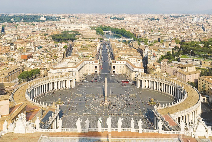Круглая площадь находится возле собора святого Петра в самом сердце Рима.