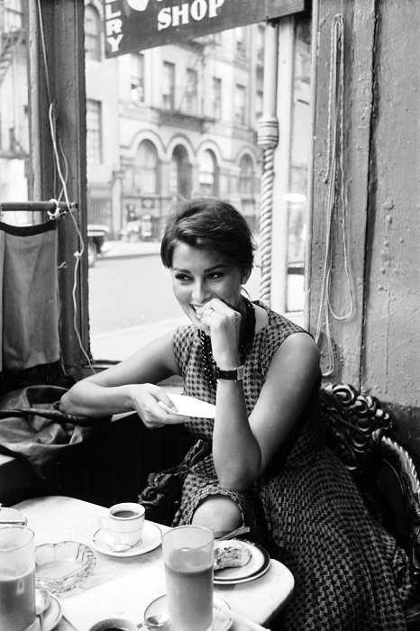 Smile of the Italian diva in the lens of the American photographer Peter Stackpole (Peter Stackpole).