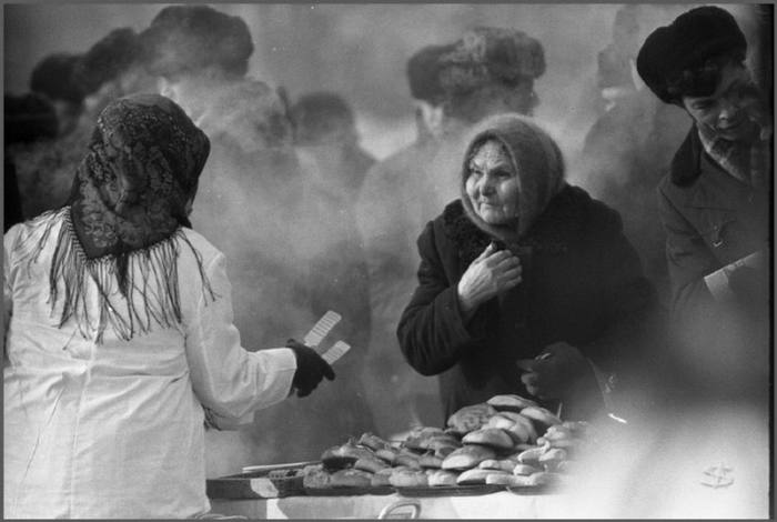 Торговля в «Масленицу» на площади Ленина. Новокузнецк, 10 марта 1984 года.