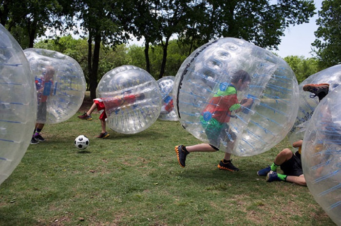 Правила bubble football просты — все игроки надевают на себя большие прозрачные надувные шары и играют в футбол.