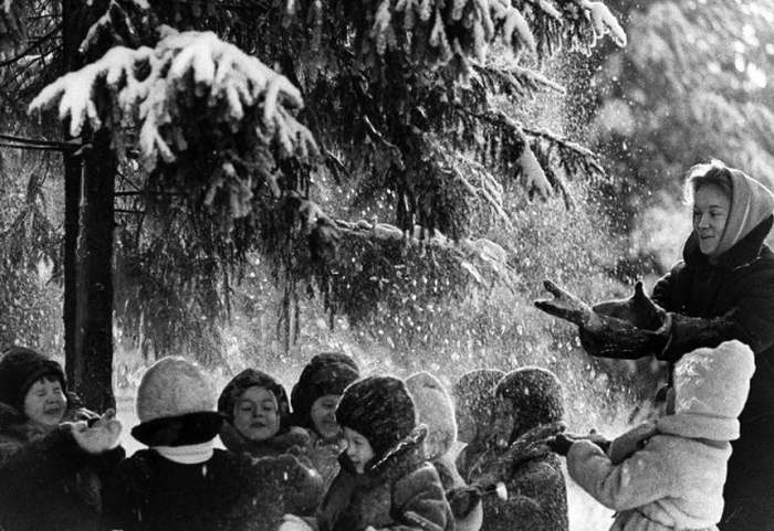Снежный душ, 1960 год. Фотограф Лев Бородулин.