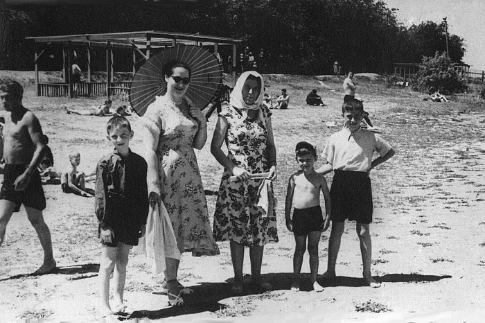 Женщины с детьми на пляже.