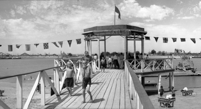 Павильон на пляже в Жилгородке, 1952 год.