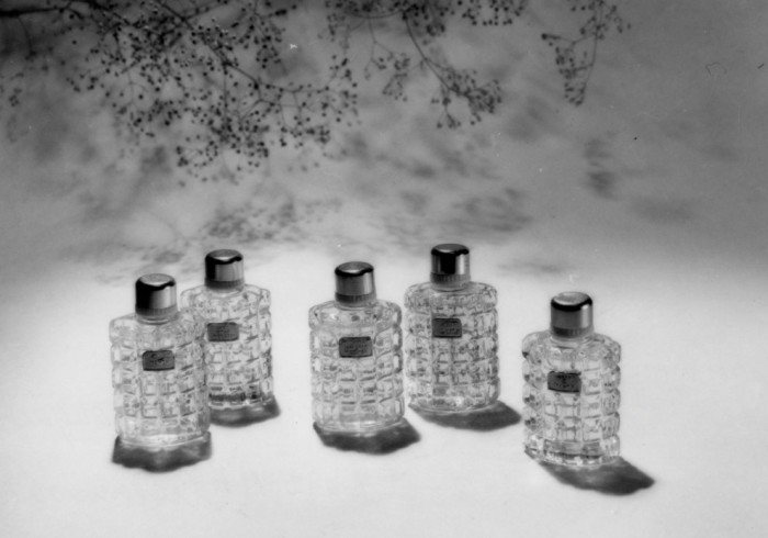 Снимок из серии фотографий парфюмов знаменует переход Александра Хлебникова к жанру модной и рекламной фотографии.