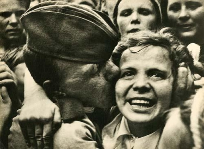 Фотограф Георгий Петрусов увековечил ликование народа после окончания Великой Отечественной войны.