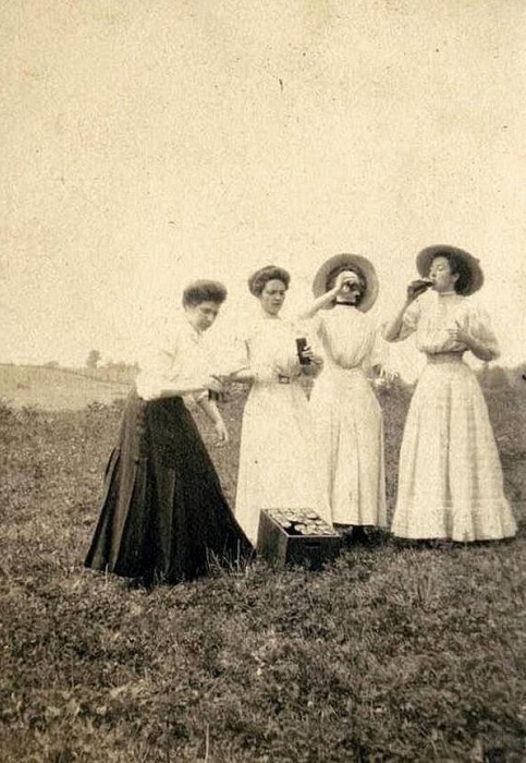 Преподаватели выпивают на весенних каникулах. 1910 год.