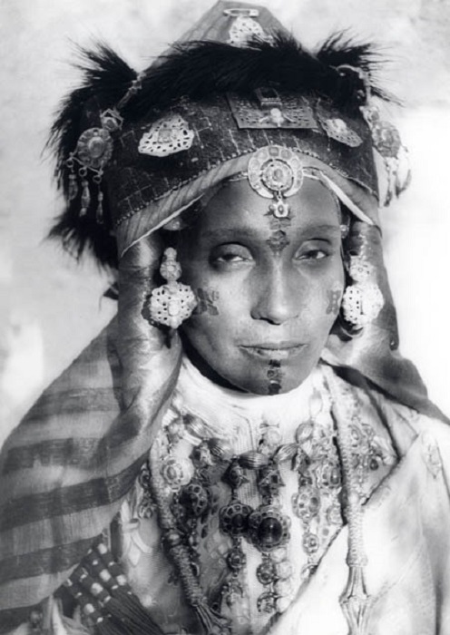 Берберские женщины, до сих пор украшают свои лица и тела языческими узорами.