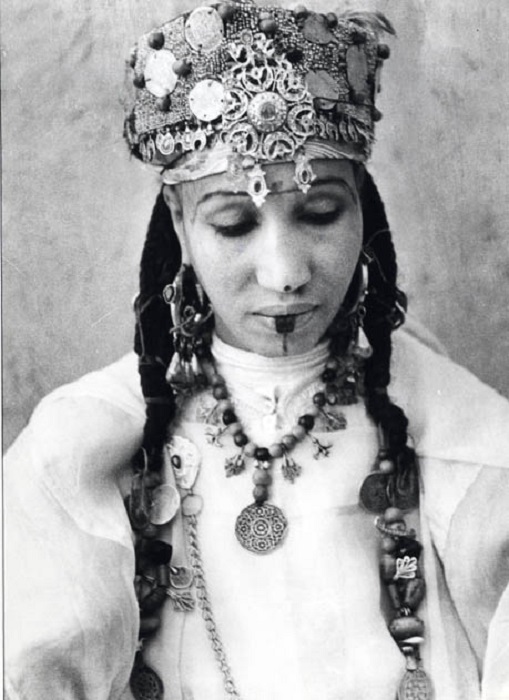 В Алжире и Тунисе еврейские женщины сохранили особый высокий головной убор как часть праздничного убранства.