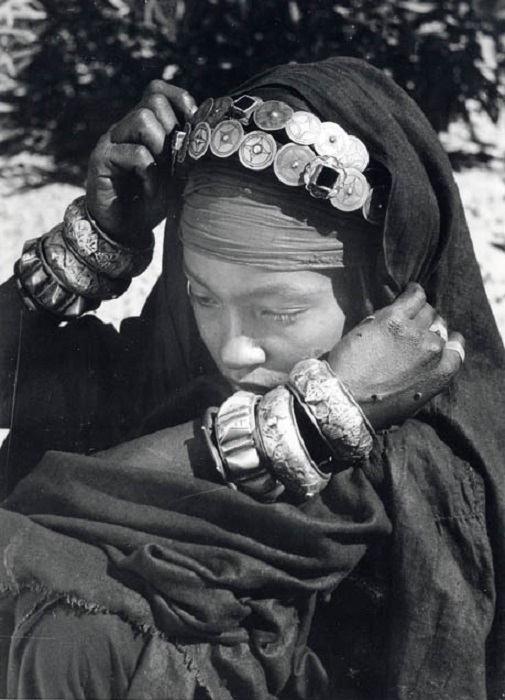 Женщины из не самых богатых семей непременно имели в собственности множество подвесок, височных колец, украшали руки многочисленными дутыми массивными браслетами.