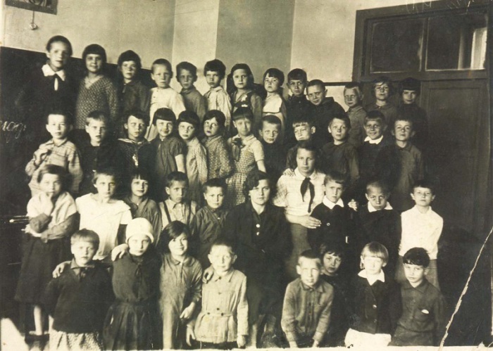 В 1934 году Тайга Петерсон пошла в первый класс Московской школы № 458.