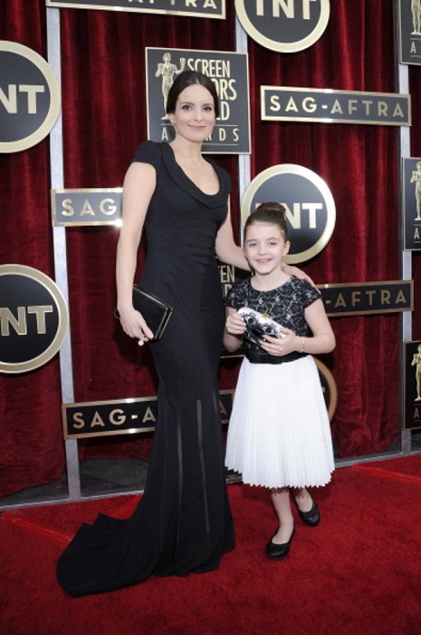 Тина Фей пришла на церемонию вручения премий Гильдии актеров кино со своей прелестной дочуркой Элис.
