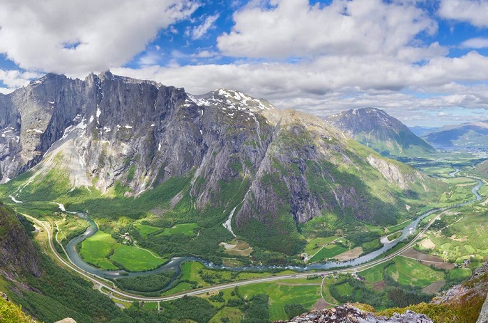 По территории долины Ромсдал проложена самая живописная трасса Норвегии.
