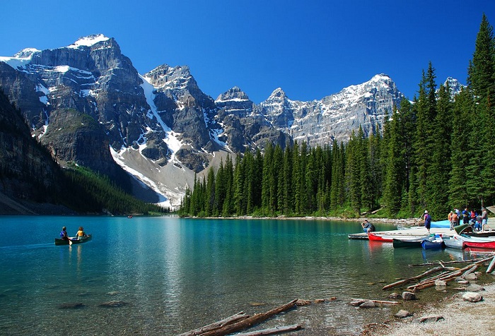 Красивейшее ледниковое озеро Морейн, расположенное в долине Десяти пиков у озера Луи в Канадском Национальном парке Банф.