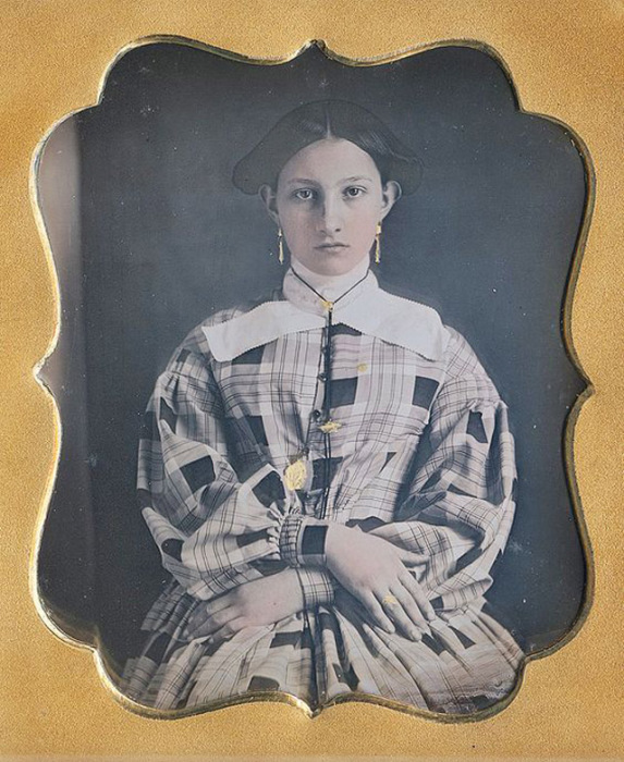 Популярный фасон платья в клеточку с необычным воротничком начала 19 столетия.