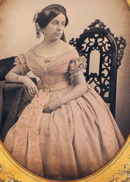 Фотография женщины викторианского стиля, вставленная в оправу.