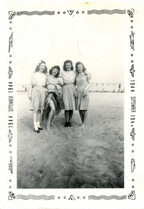 Фото датировано 1944 годом, где четыре девушки стоят на берегу залива.