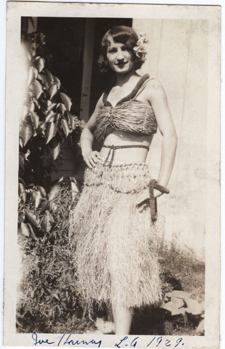 Женщина в гавайском костюме сделанного своими руками - из лозы и зеленой травы, заменяющей юбку.
